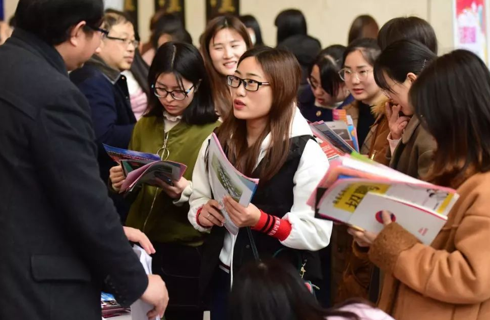 大学生有福了，3个“好政策”缓解就业压力，家长松了口气