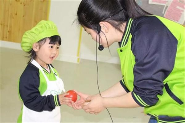 部分地区发布通知，招聘幼师本科学历起步，在读大专生哭了