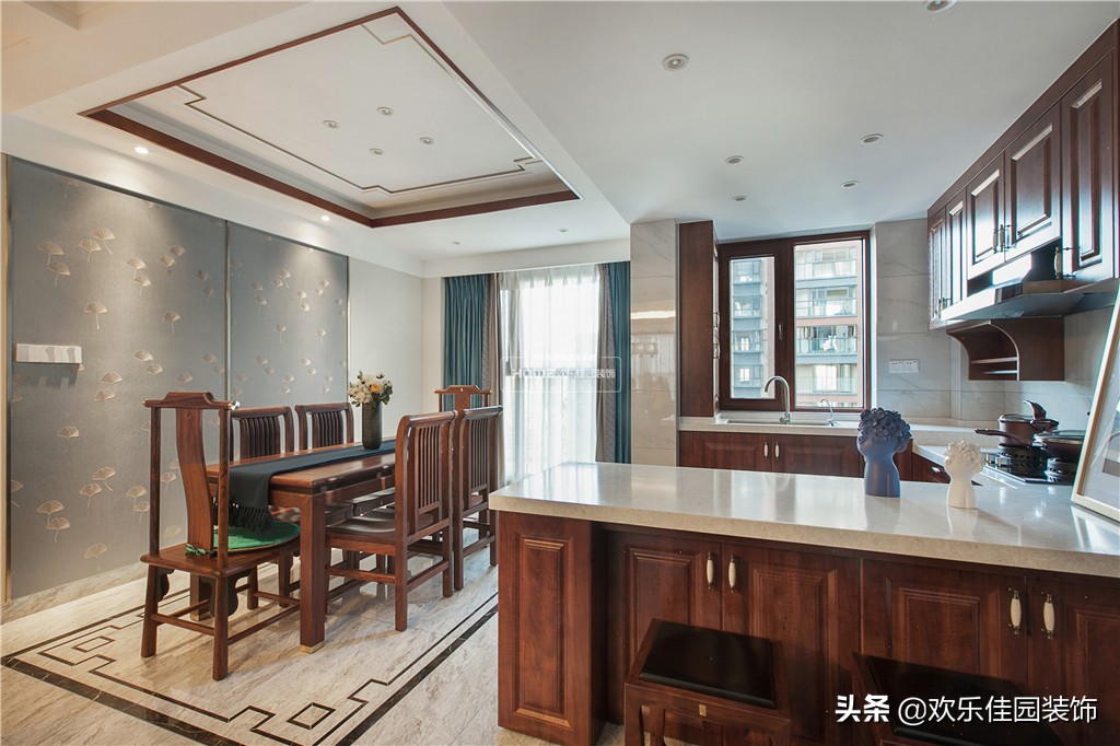 140平黛兰色中式，客厅色彩搭配很好