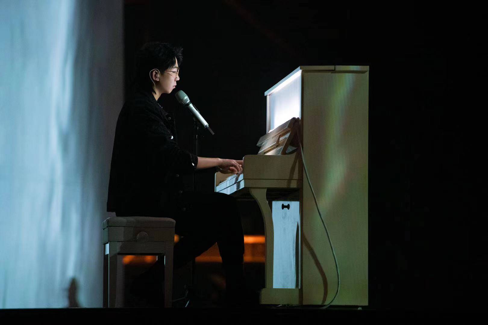 哥哥版seeyouagain舞台爆燃白举纲钢琴弹唱惊艳开场