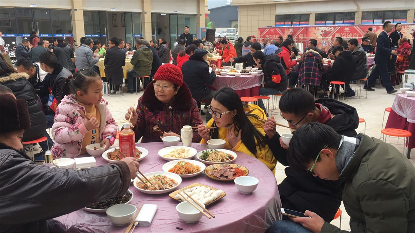 年龄小辈分大有多尴尬？舅舅跟外甥幼儿园同班，吃饭享受特殊待遇