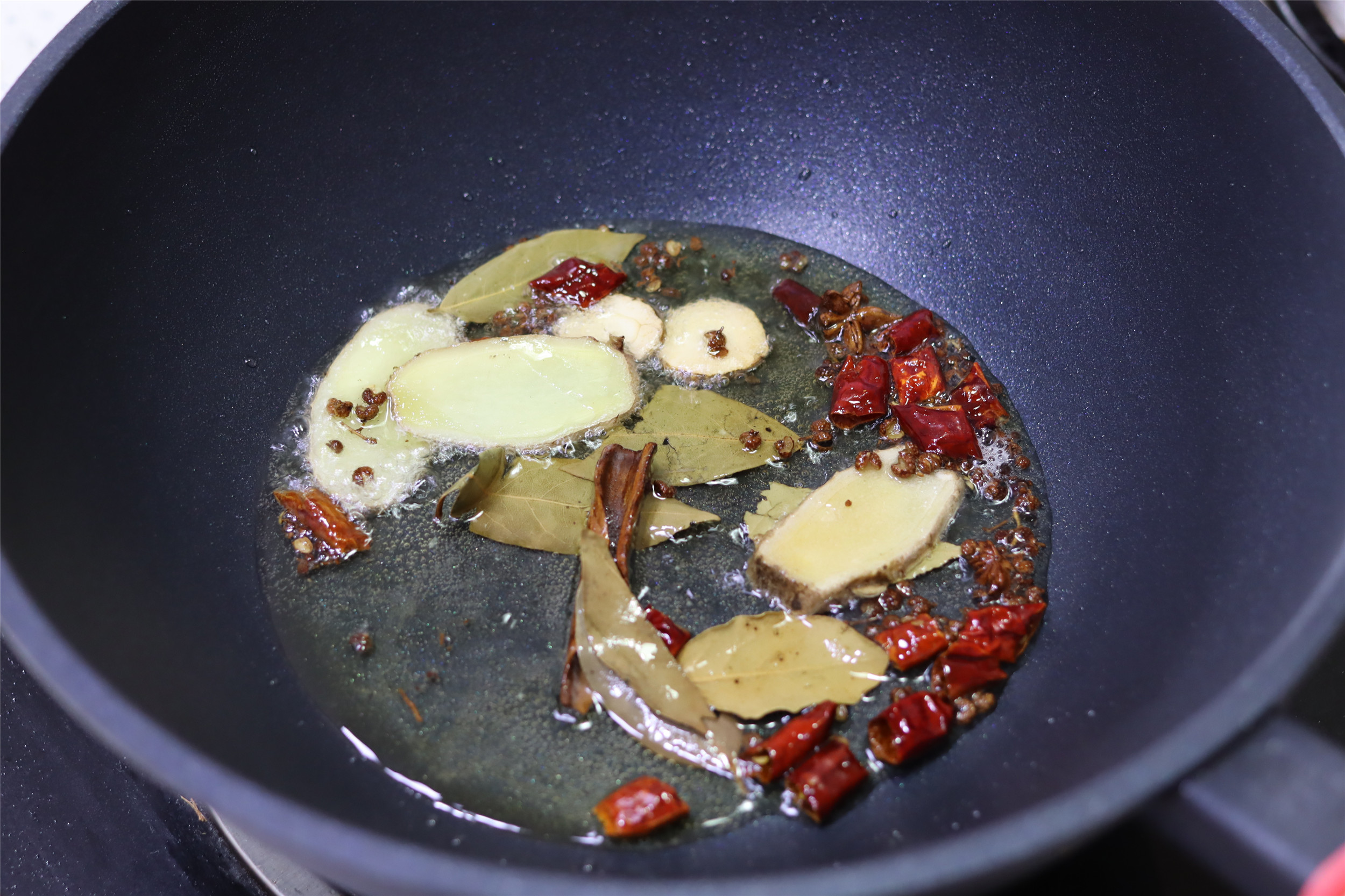 做红焖猪蹄，这2样和猪蹄是绝配，炖一起香而不腻，酥烂软糯