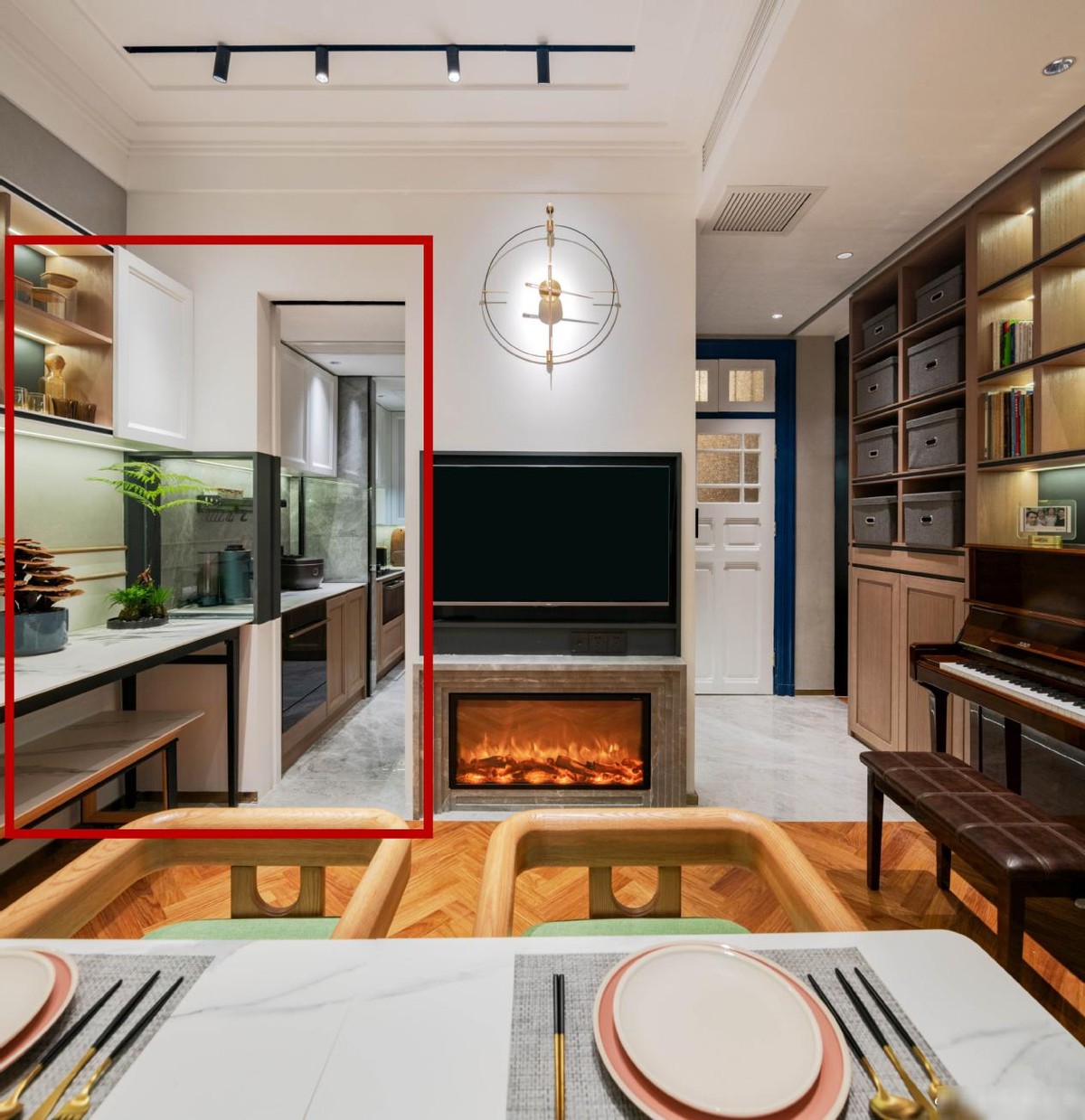 装厨房的看看，10m长橱柜用玻璃门将空间三分离，外西厨、内中厨