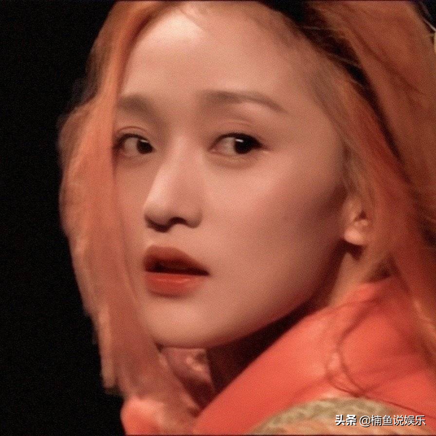 周迅早期橘发造型好惊艳！32岁宛如人间精灵，回眸的那一刻心动了