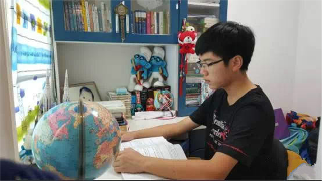 浙江学霸叶珈宁，北大为他降200分录取，一出手便是金牌