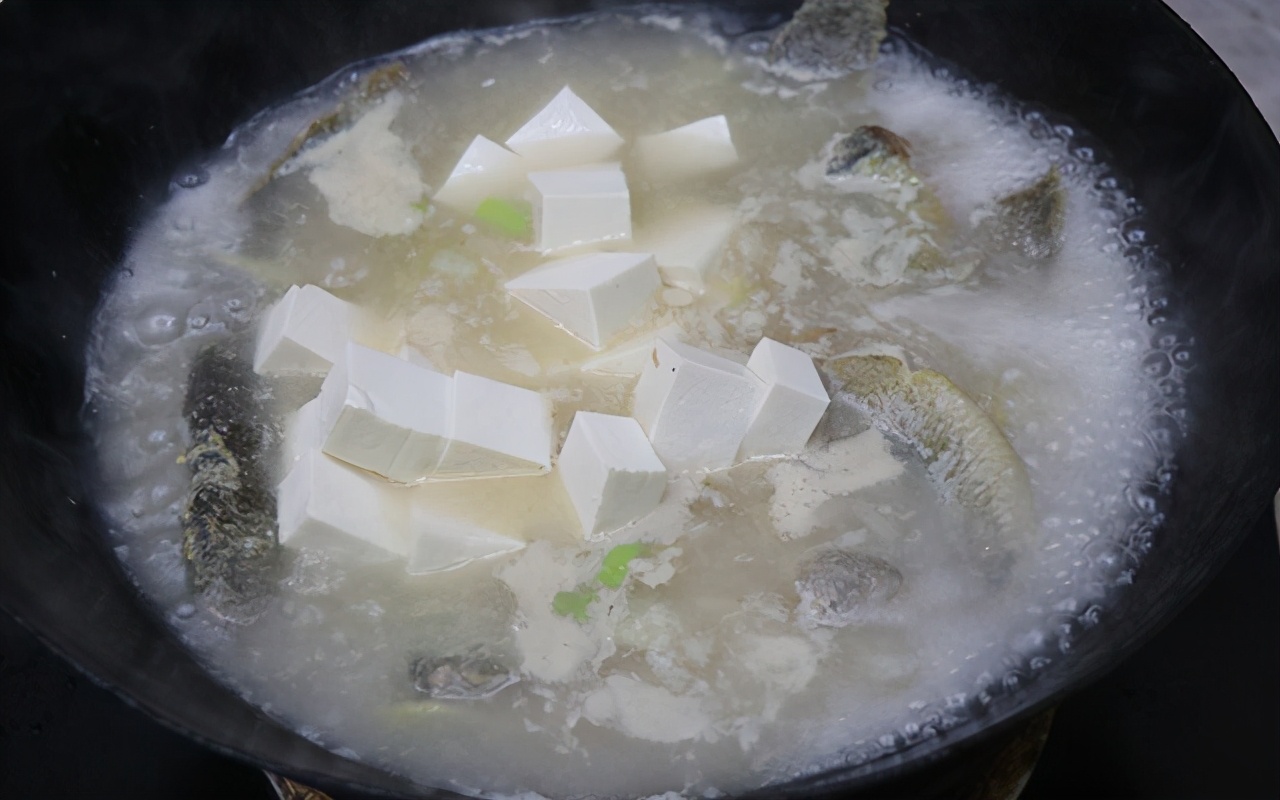 泥鳅豆腐做法（教你一道营养汤泥鳅炖豆腐汤汁浓白）