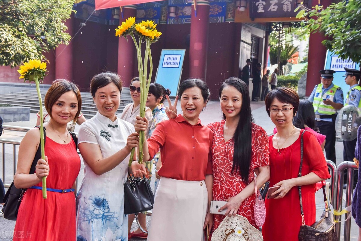 孩子高考当天，家长需要一起陪同吗？普通家庭的顾虑，才最为无奈