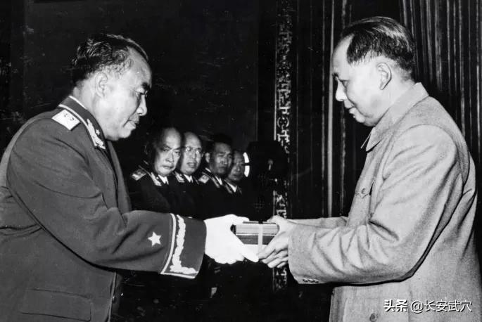 陈云与十大元帅地位比较：朱德居首的政治军事影响力分析