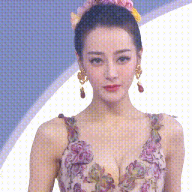 迪丽热巴躺在沙滩上拍照!裙摆被海水打湿,身上全是沙子不嫌脏