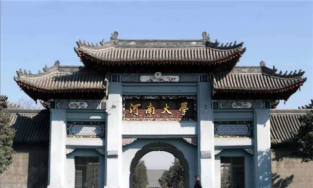 32岁考入大学，在百家讲坛成名，大器晚成的他如今退休还在努力