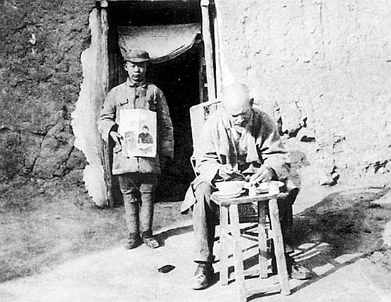 1938年毛主席接见白求恩，随后白求恩在日记中写下：这是一个巨人