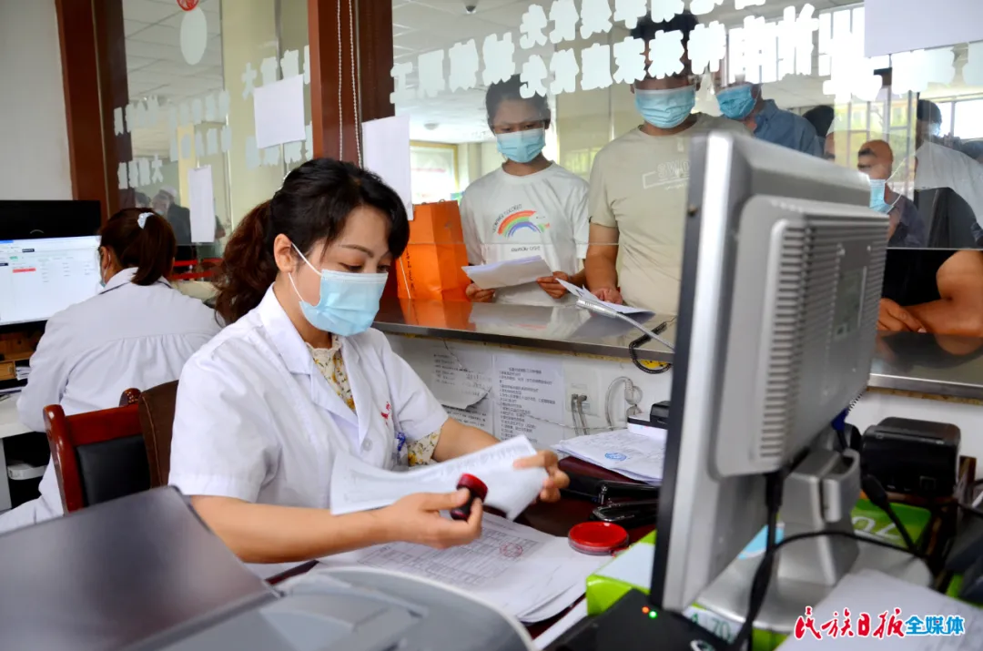 民族团结先进个人事迹材料(用真心换民心 以实干促团结——记甘肃省民族团结进步模范个人马岩霞)