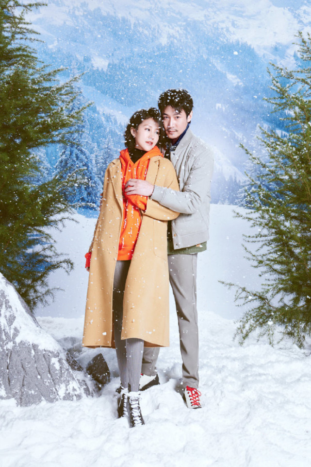 ​陆毅携妻女拍冬日大片，与鲍蕾牵手相依，结婚15年依旧喊她宝宝