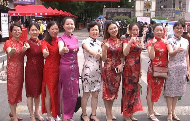 高考“旗开得胜”的老爸走红，艳压众多家长，妈妈穿旗袍都没比过