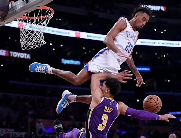 为什么nba球员接球时跳一下(NBA现役最能跳的男人？空中360度大劈扣，跳起来空接头撞篮板)