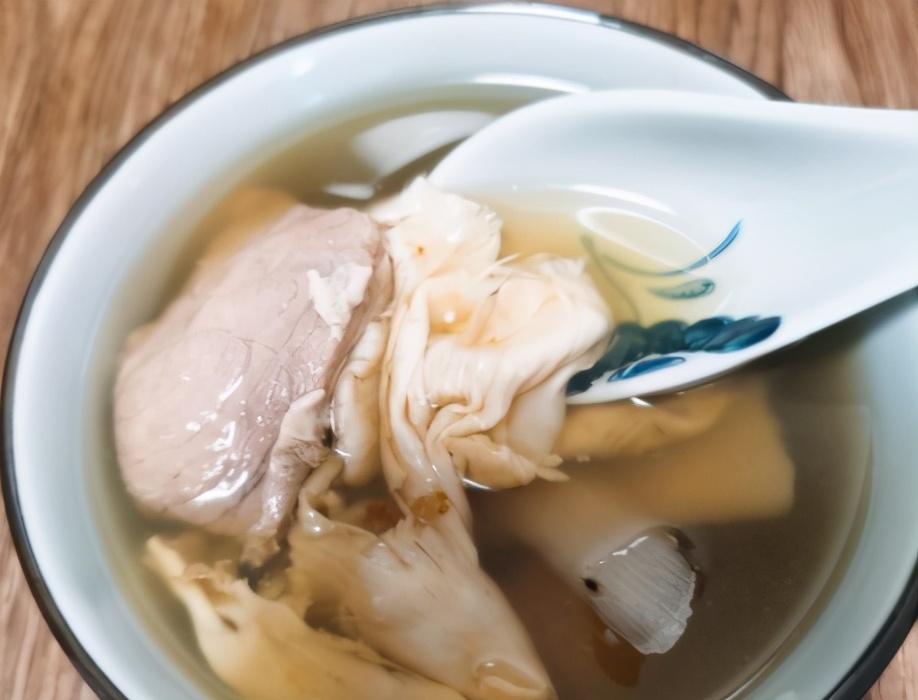 家常瘦肉汤的做法（多用这6样甘甜清爽好喝不腻）