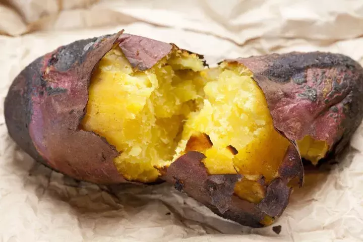 长了芽的地瓜能吃吗？自己在家也可以快速做出烤地瓜吗？