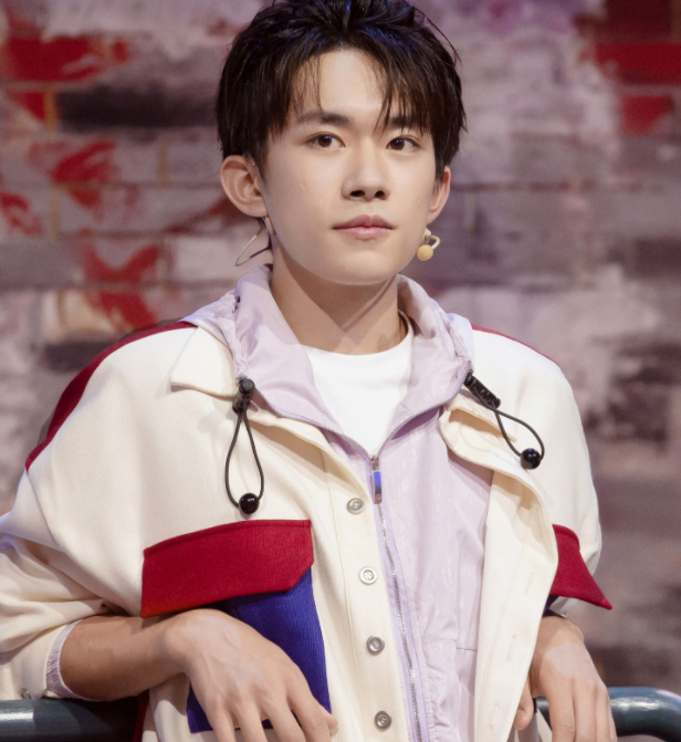 易烊千玺高考复习资料曝光，字迹清秀且工整，不愧是学生的榜样