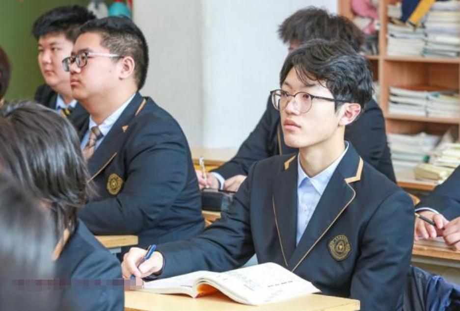 孩子成绩一般，选公办高中好还是民办高中好，希望你没选错