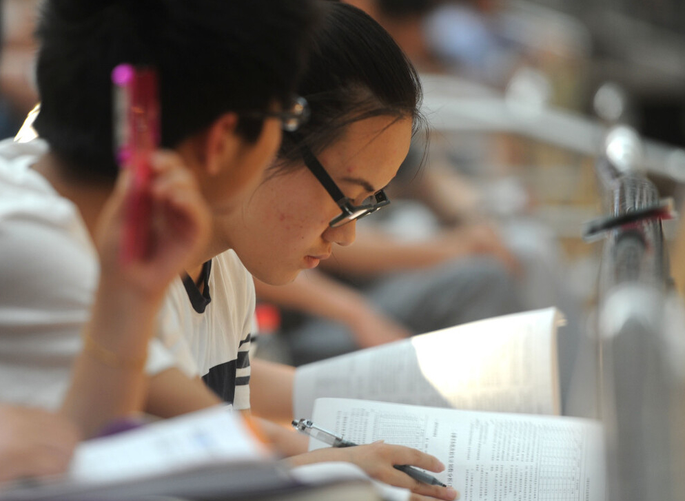 为啥大学录取通知书都用EMS快递？别的快递咋没资格？缘由很暖心