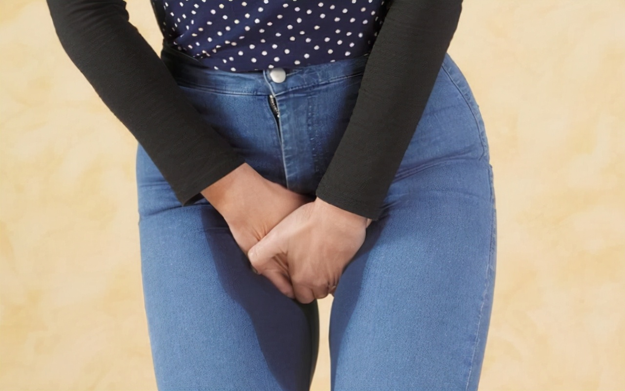 美女蹲坑小便正面图片(女生洗澡时会站着尿尿吗) - 赤虎壹号