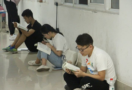 小小“期末考试”，能给大学生逼到哪种程度？每天都是及线挑战