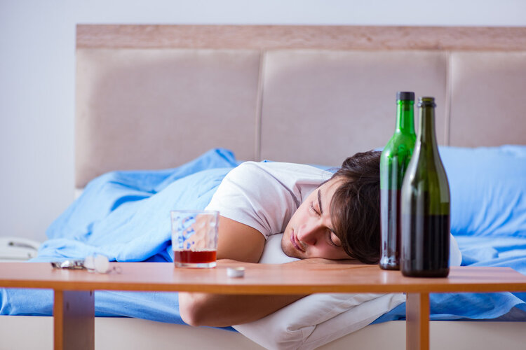 专家提醒：酒后这3种睡姿可能会没命！醉酒后2个方法快速解酒