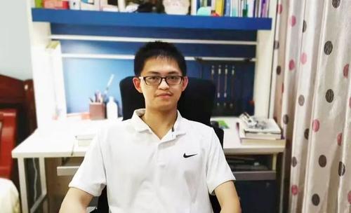 四川理科状元卢天彧：722分考上清华被嘲讽，二战学霸含金量低？