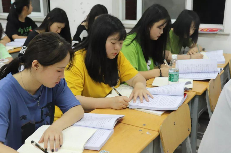 学生上大学，8千生活费不足一月已用光，生活费标准多少够用