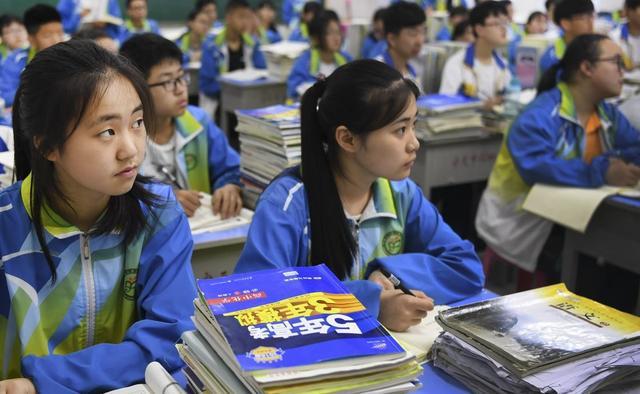 新高考模式对3种学生“很不利”，高二再改很难，高一学生要避免