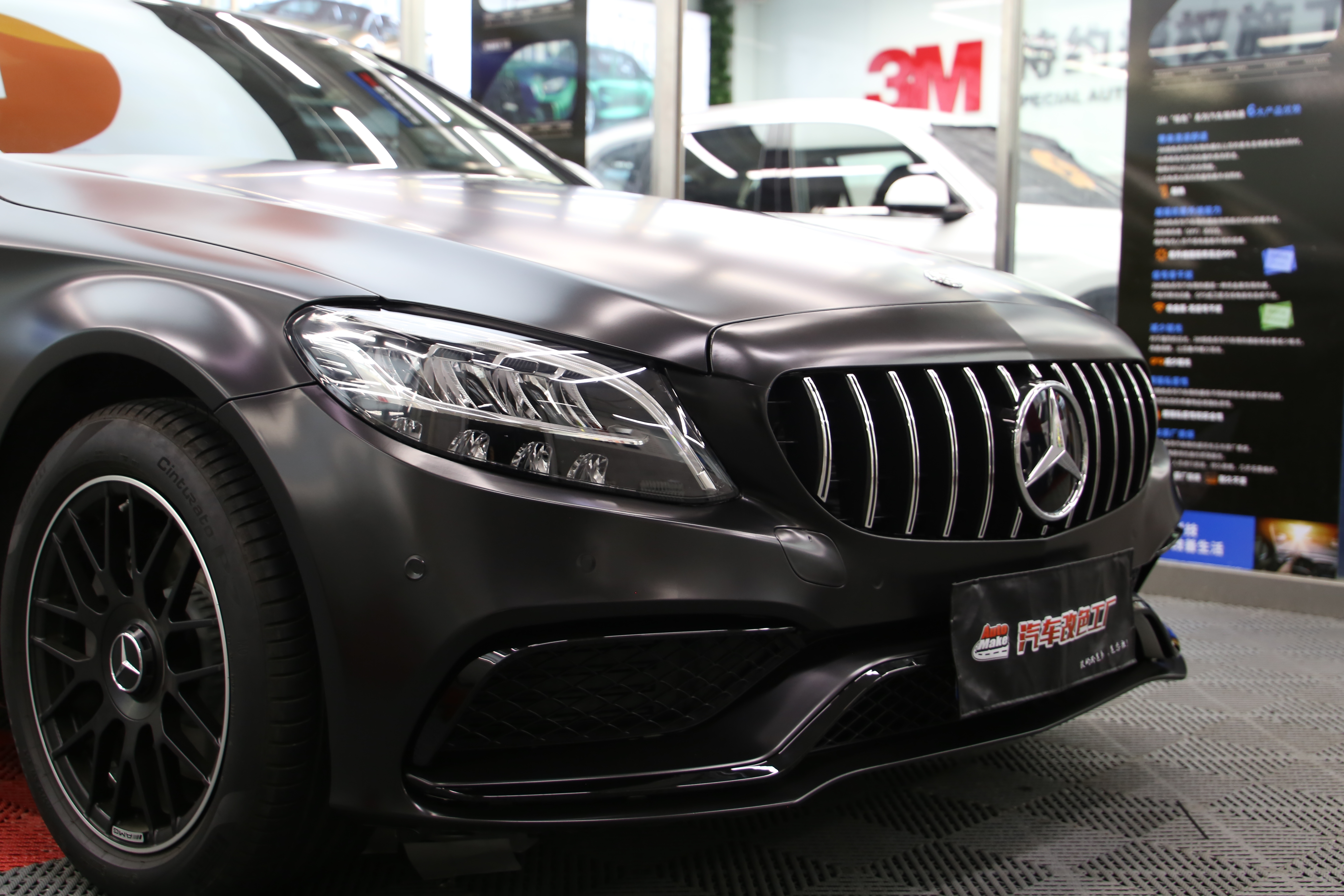 小姐姐的奔驰c260改色黑武士,改装后效果运动范十足