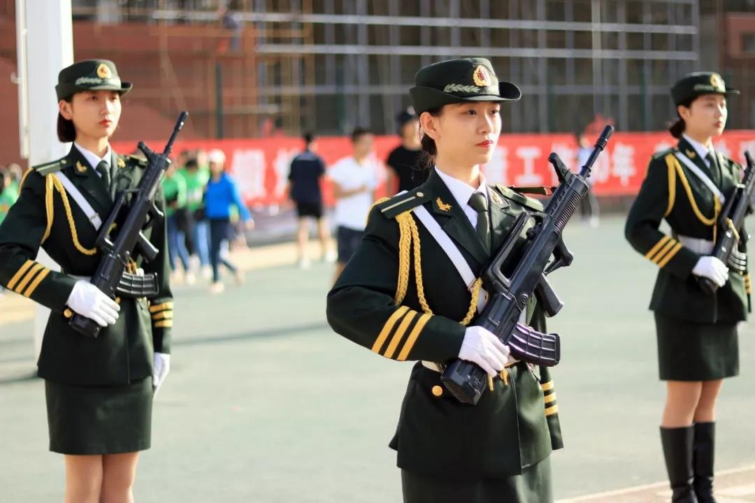 西安外国语大学，是由什么做成的？