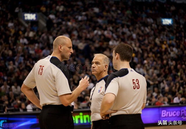 nba裁判为什么吹哨(真有那么多的黑幕吗？看看NBA的裁判是怎么吹哨的)