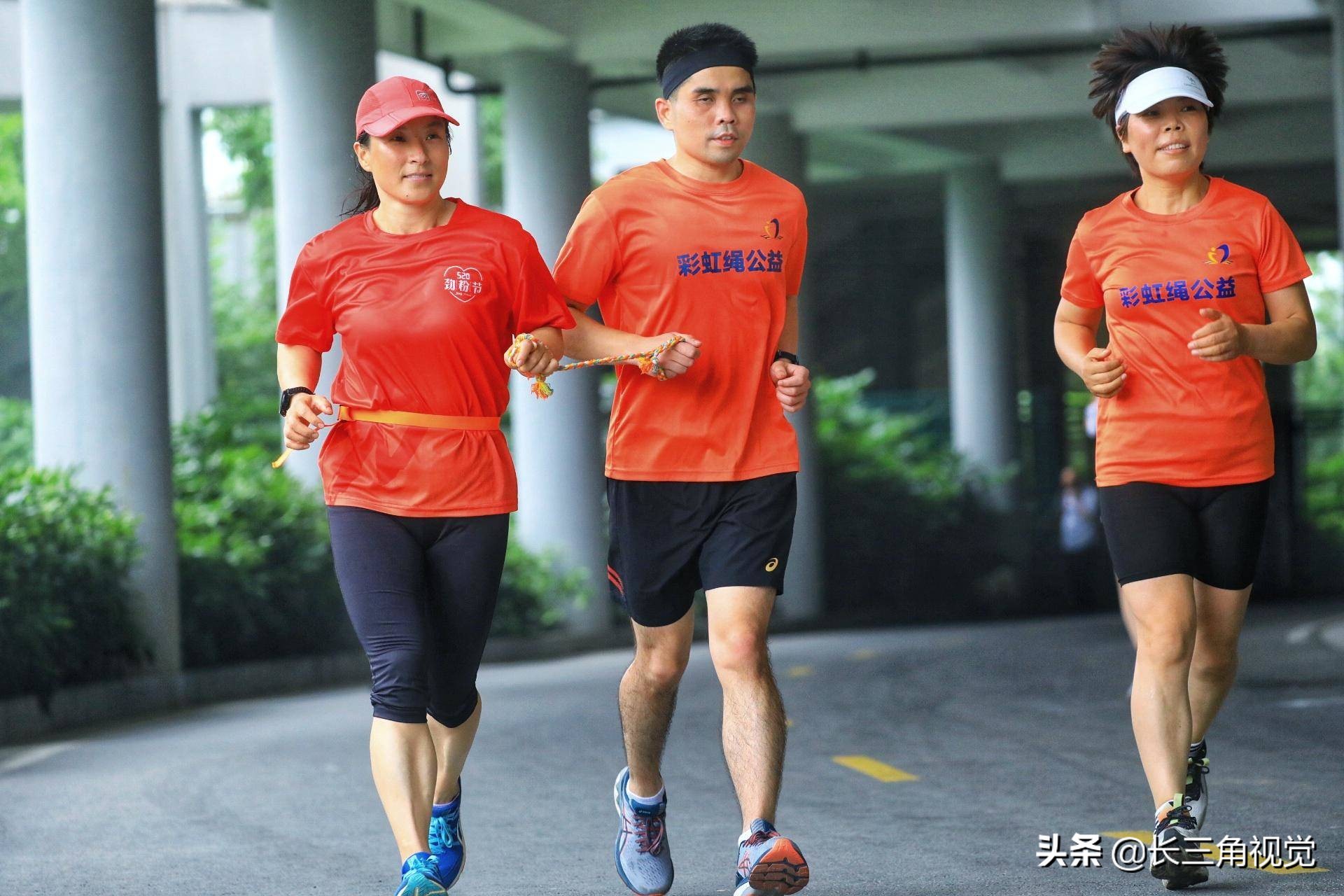 为爱奔跑！雨中，那一道七彩的虹……