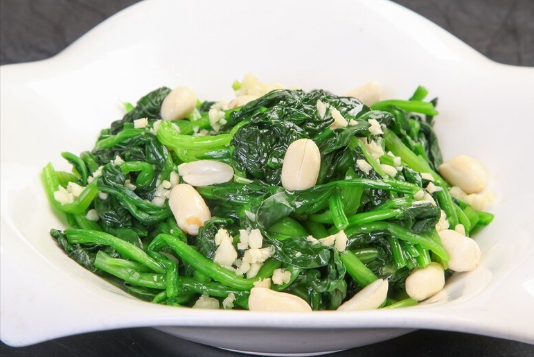 炒菠菜，直接下锅可不行，省了关键1步，难怪不翠绿，还有涩味