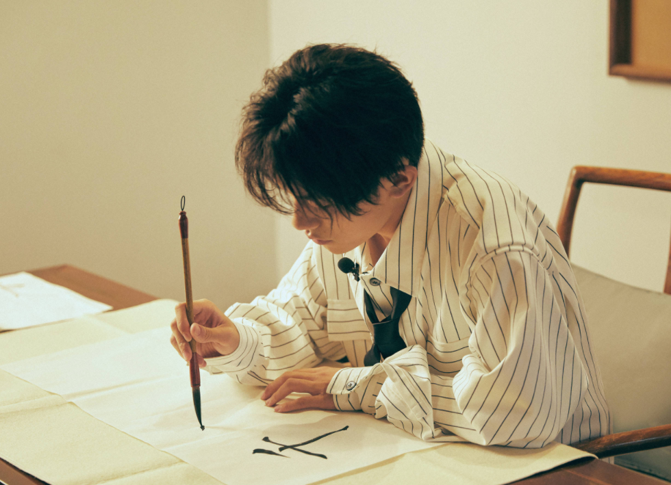 易烊千玺高考复习资料曝光，字如其人清秀不已，行云流水叫人羡慕