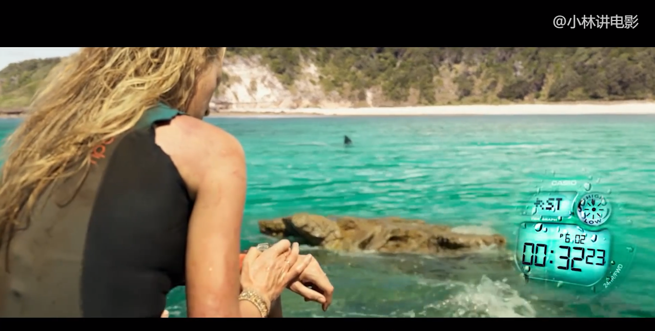 惊悚电影：金发美女被困海中礁石，与食人鲨大战3天3夜