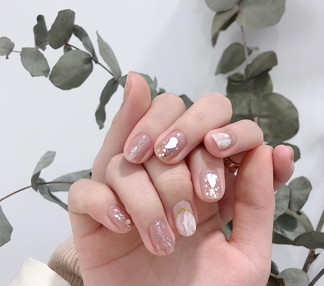 新年必做的美甲:酒红磨砂显白洋气,星空水钻太少女,适合粗短手