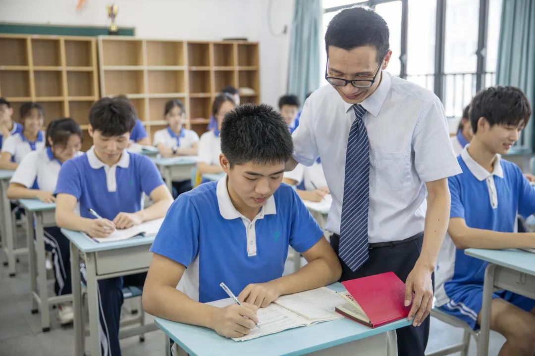 投资10亿，坐标布吉，这是一所被低估的宝藏学校