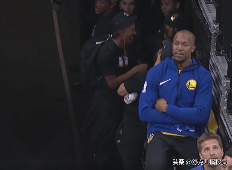 nba板凳席为什么穿卫衣(揭开真相，为何NBA球员下场后要立刻穿上外套，难道球馆太冷了？)