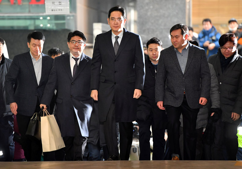 007、普京冬天出门都在穿大衣，男人怎么穿大衣显贵显帅？