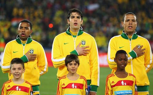 2010世界杯巴西西班牙(2010年世界杯时的巴西队，被淘汰的十分诡异！真的有假球存在？)