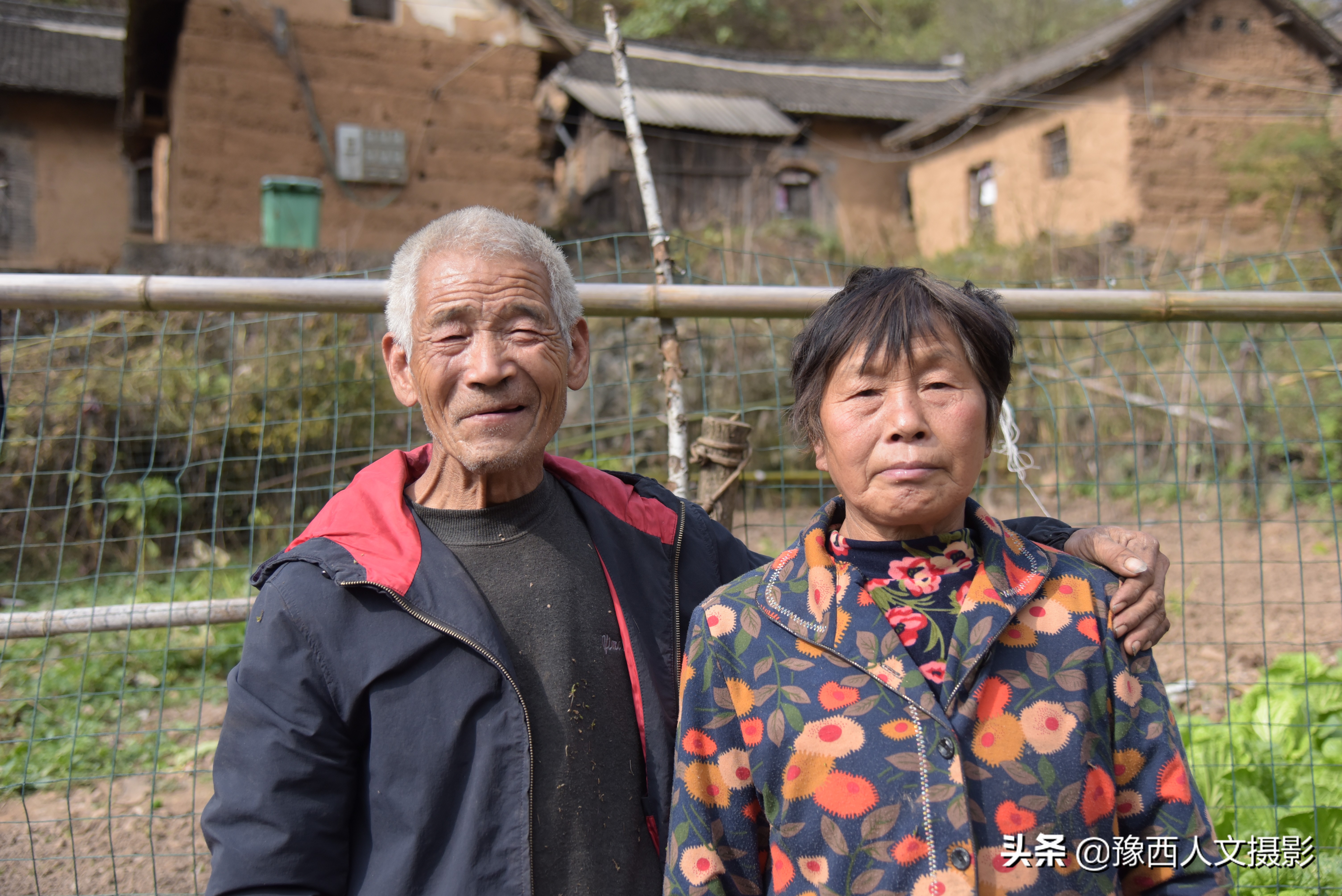 豫西深山里串门，给老两口送点小礼物，看他们拿什么招待稀罕客人