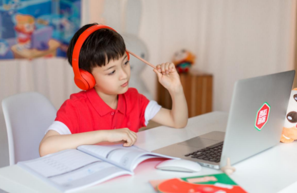 陈赫二胎过生日，朋友竟送“五年高考三年模拟”，网友：多损呢