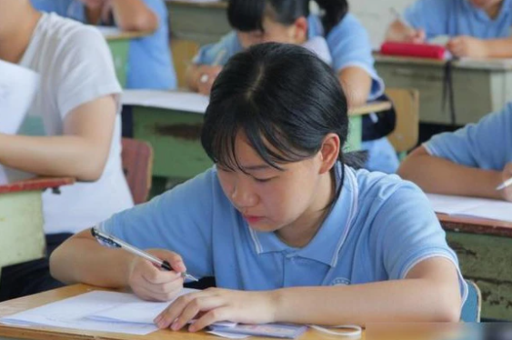 高考有失公平？清华大学自降门槛招外籍生引争议，教育部作出回应