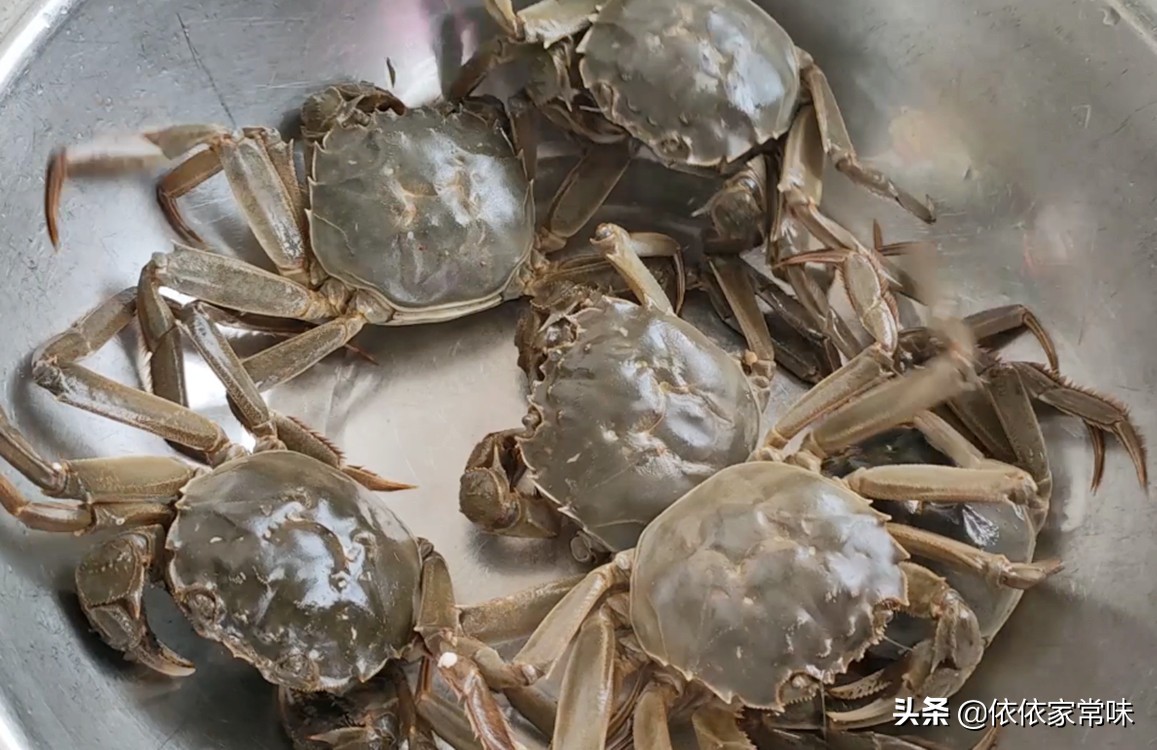 螃蟹好吃，很多人不知道怎么清洗才最干净，其实方法超简单
