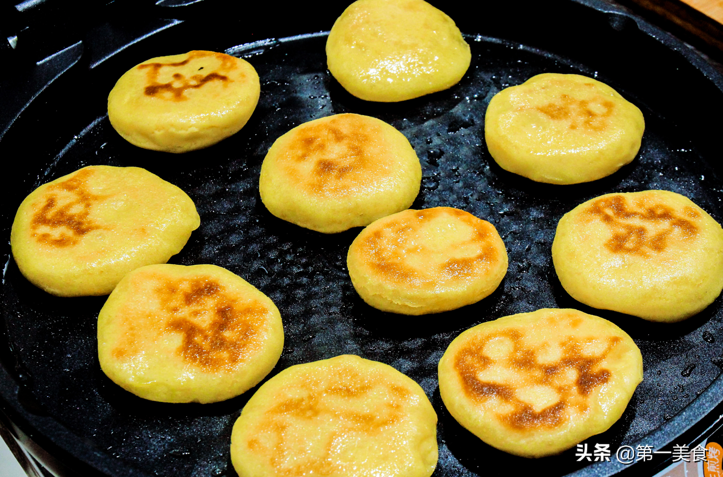 电饼铛烙出馋人锅贴味！简单制作玉米发面饼，香甜松软吃不够