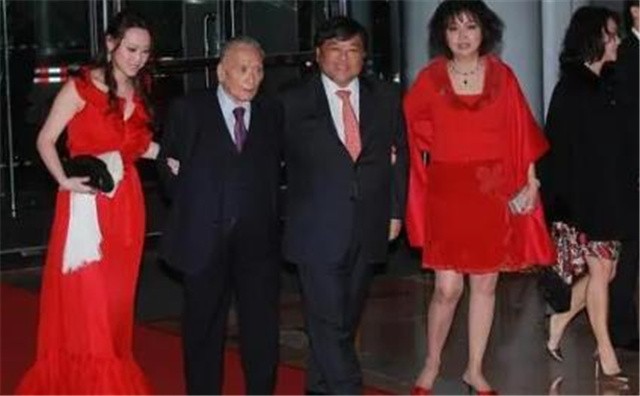 白手起家的穷小子邱德根，痛失爱妻后娶了小姨子，后患上老年痴呆