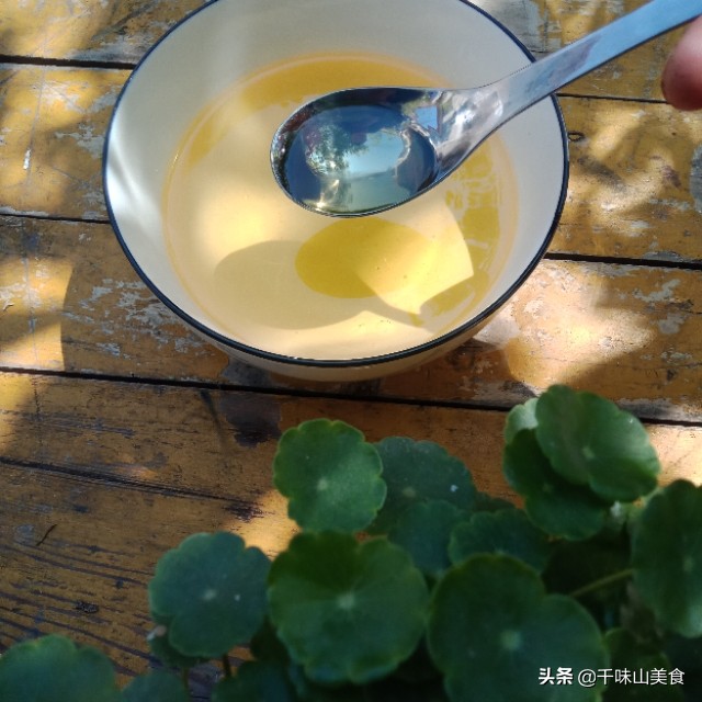 厨师长亲授家庭版葱油熬制秘诀，简单几步做出香气扑鼻的万能调味油