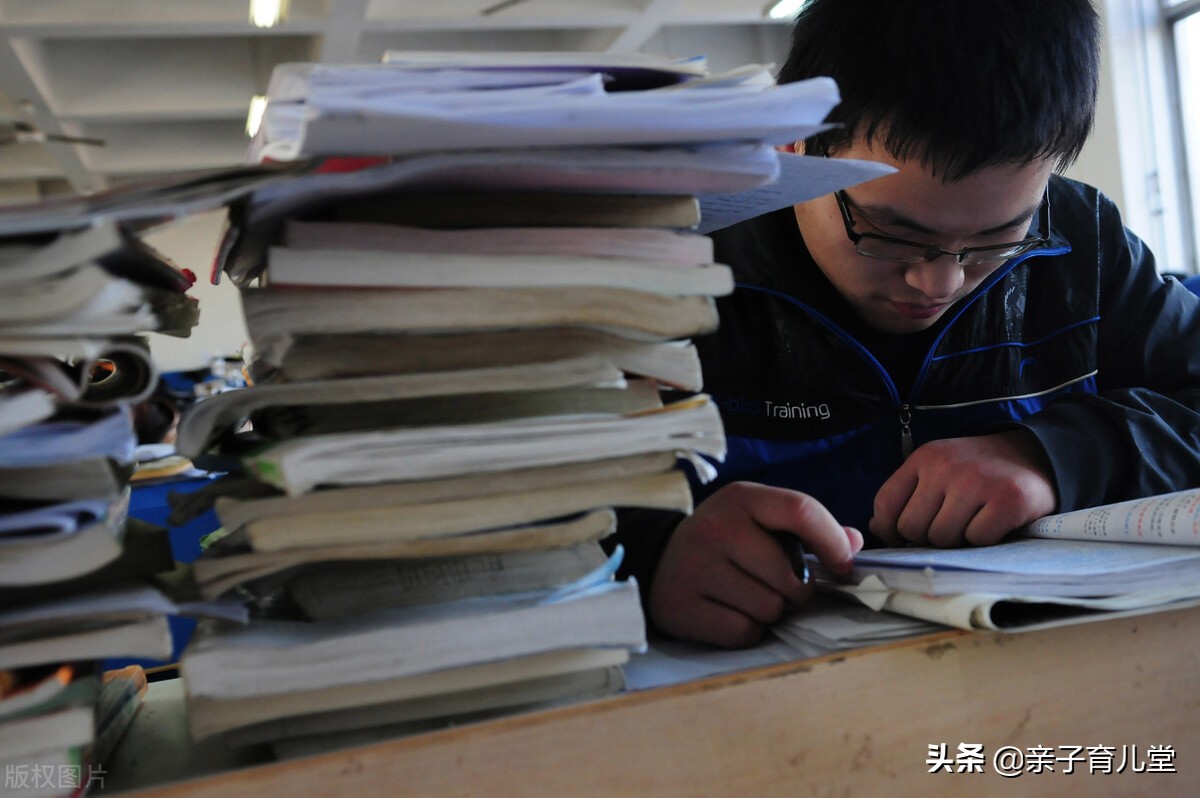 考上同济大学博士的他，帮环卫工父母扫大街，寒门子弟更懂得感恩